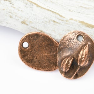Encanto de cobre antiguo de 13 mm x 10 mm Encanto minimalista de la flor de la vaina de la pradera Pequeño encanto del bosque de la naturaleza floral orgánica rústica de Nunn Design imagen 2