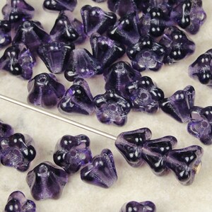 50 Baby Bell Flowers Verre tchèque 4mm x 6mm Perles Perles de fleurs violettes tanzanite foncées Petites perles de fleurs en verre pour la fabrication de bijoux image 2