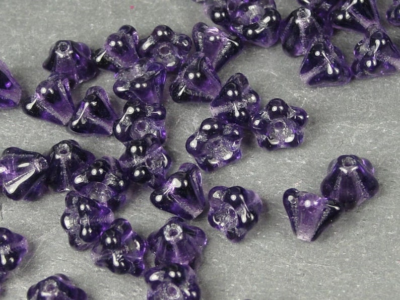 50 Baby Bell Flowers Verre tchèque 4mm x 6mm Perles Perles de fleurs violettes tanzanite foncées Petites perles de fleurs en verre pour la fabrication de bijoux image 1