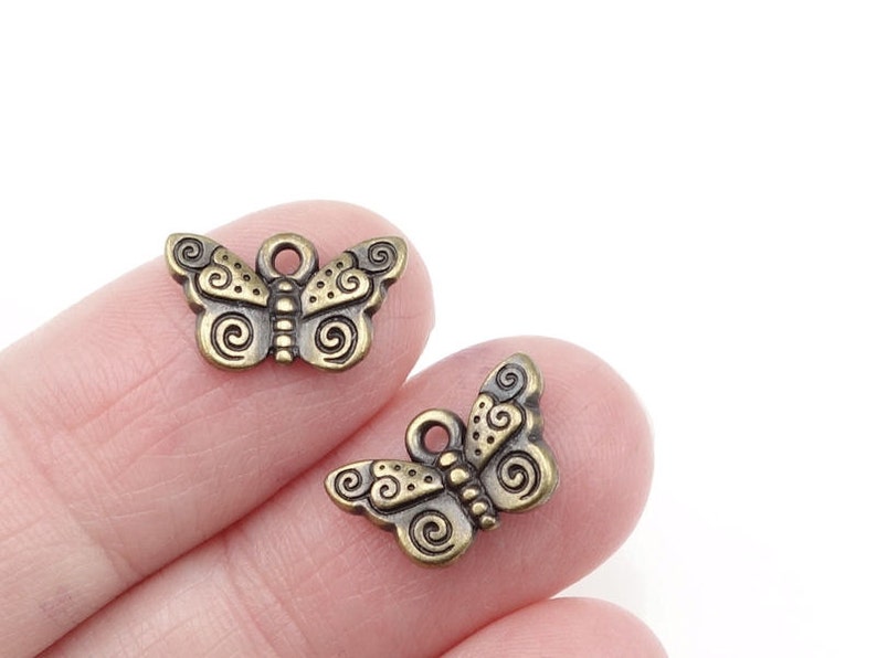 Antiguos Amuletos de latón Mariposa Encantos TierraCast Spiral Butterfly Summer Charms Insect Charms Bug Charms Bronze Charms P1096 imagen 3