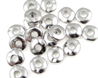 Grandes pépites pour bijoux en cuir - Perles en argent rhodié brillant de 7 mm avec trous de 2,25 mm - Intercalaires Heishi en argent TierraCast PS450