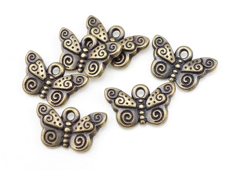 Antiguos Amuletos de latón Mariposa Encantos TierraCast Spiral Butterfly Summer Charms Insect Charms Bug Charms Bronze Charms P1096 imagen 2