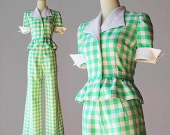 Hosenanzug aus Polyester aus den 1970er Jahren / Vintage-Hosenanzug aus den 70er Jahren in Grün und Weiß mit Vichy-Karo, Puffärmeln, Schößchen und weitem Bein, bestehend aus Hose und Jacke