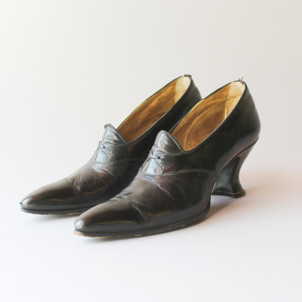 Antique Shoes / 1900s Black Leather Extreme Pointed Toe Turn-of-the-Century Edwardian Louis Heel Shoes