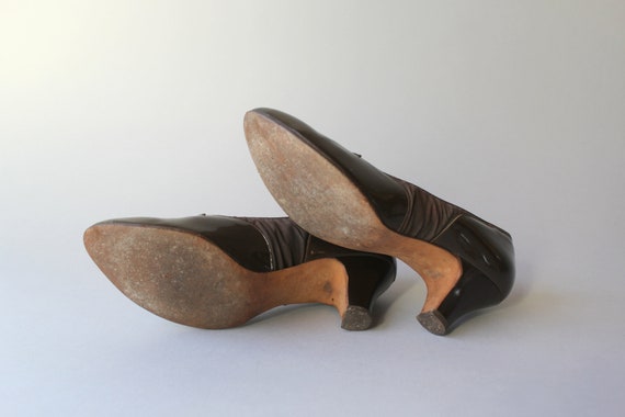 Vintage Brown Patent Pumps / 1960s does 1930s Dr.… - image 9