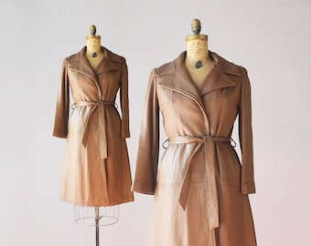 Trench-coat en cuir des années 1970 / veste vintage des années 70 longueur mollet longue ceinturée en cuir