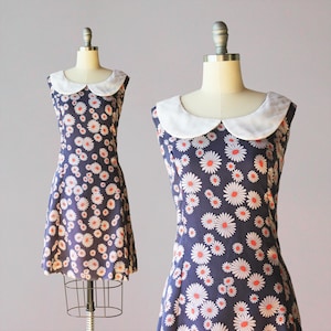 1960s Mod Daisy Dress / 60s Vintage Flower Power Print Oversized Peter Pan Collar Shift Dress