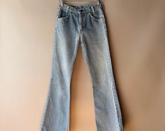 Calça boca de sino Levi's com etiqueta laranja, estilo anos 70 / Jeans Levi's vintage desbotado, corte bootcut, tamanhos 25", 26" e 30", fabricado nos EUA, 100% algodão.