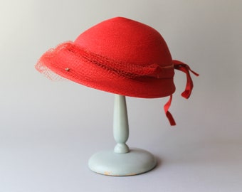 1950s Apple Red Straw Hat / Vintage 50s Harzfeld's Little Red Hat with Gathered Veil and Velvet Band