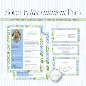 Op de afbeelding: Een sorority-wervingspakket met een cv, sollicitatiebrief, bedankkaart en stickers. Het ontwerp bevat een bloemenpatroon met blauwe en witte bloemen. Het pakket bevat de naam "Jessica Reynolds" en de tekst "Thank You!"