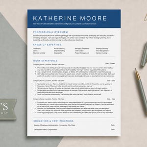 Könnte beinhalten: Eine professionelle Lebenslaufvorlage mit einem dunkelblauen Kopfbereich mit dem Namen Katherine Moore, gefolgt von Abschnitten für Profil, Fachkenntnisse, Berufserfahrung und Ausbildung sowie einem grauen Etikett mit der Aufschrift ATS FRIENDLY.