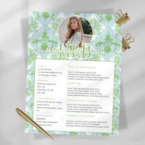 Puede incluir: Un currículum vitae con una foto de Harper Leigh Bennett, sobre un fondo con estampado verde y blanco. El currículum enumera información de contacto, educación, honores, logros, roles de liderazgo, actividades extracurriculares e involucramiento comunitario.