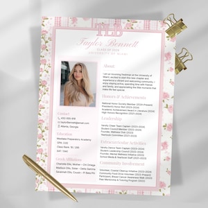 Puede incluir: Una plantilla de currículum vitae con un borde floral rosa y una foto de una mujer. El documento incluye secciones para información de contacto, educación, honores, liderazgo, actividades extracurriculares e involucramiento comunitario. También se ve un bolígrafo dorado y clips.