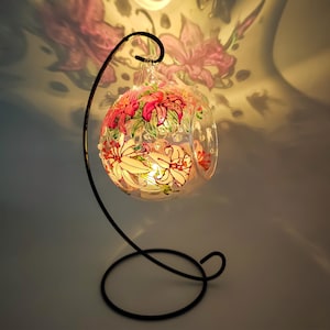ユリの花のガラスキャンドルホルダー、白とピンクのユリの花のティーライトホルダー、クリスタルの蝶の装飾、母への贈り物、花のギフトティーライト