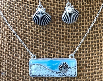 Conjunto de joyas de resina con conchas marinas: collar y pendientes con colgante de playa