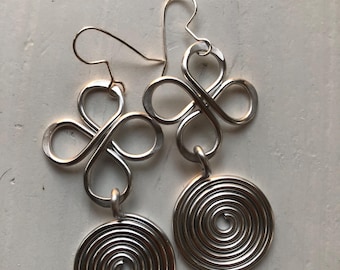 Pendientes de metal plateado martillado envueltos en alambre