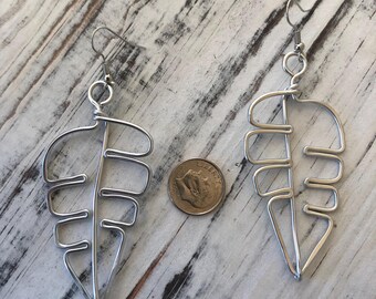 Pendientes de hoja de plata martillada con alambre enrollado: joyas llamativas
