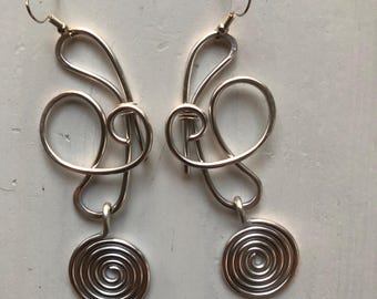 Pendientes de metal plateado martillado envueltos en alambre
