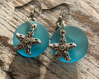 Pendientes de vidrio marino reciclado: Joyas de playa con dije de estrella de mar