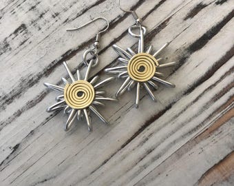 Pendientes únicos y llamativos con diseño de explosión de sol envueltos en alambre