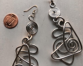 Pendientes de metal plateado martillado envueltos en alambre