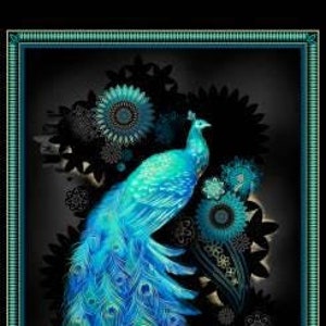 Könnte beinhalten: Ein blaugrüner Pfau mit ausgebreiteten Schwanzfedern in Fächerform. Der Pfau steht auf einem schwarzen Hintergrund mit floralen Mustern.