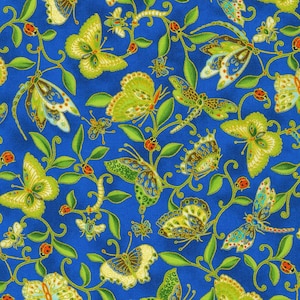 Peut inclure: Un tissu bleu avec un motif répété de feuilles vertes, de vignes, de papillons et de libellules. Les papillons sont jaunes, verts et bleus avec des motifs complexes. Les libellules sont vertes et bleues avec des accents noirs.