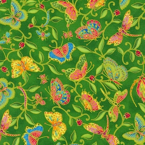 Peut inclure: Tissu vert avec un motif répété de papillons et de libellules colorés. Les papillons ont des détails complexes et sont entourés de vignes vertes.