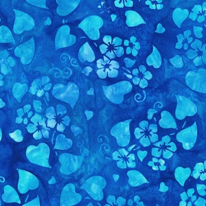 Puede incluir: Una tela con un patrón repetitivo de flores azul claro, hojas en forma de corazón y detalles en espiral sobre un fondo azul oscuro. El diseño tiene una apariencia similar al batik, con variaciones en la intensidad del color.