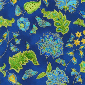 Peut inclure: Un tissu bleu avec un motif répétitif de feuilles vertes, d'accents dorés et de fleurs bleues avec des centres dorés. Des papillons sont dispersés dans tout le motif.