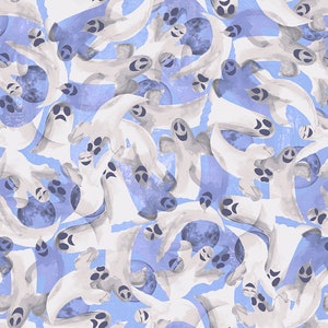 Pode incluir: Um padrão sem costura com fantasmas brancos com rostos sorridentes sobre um fundo azul claro. Os fantasmas são sobrepostos e se sobrepõem, criando um design caprichoso e assustador.