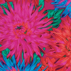 Puede incluir: Un vibrante estampado floral con grandes dalias estilizadas en tonos fucsia, rojo-naranja y turquesa. Las flores tienen pétalos detallados y se asientan sobre un fondo rosa intenso con hojas verdes.