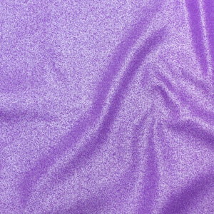 以下が含まれることがあります： キラキラと光る質感のある紫色の生地。生地はしわくちゃで折り畳まれています