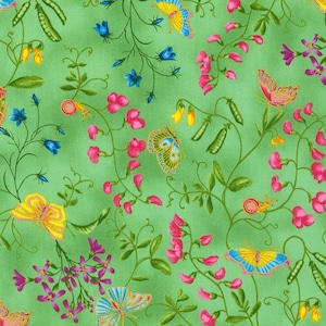 Peut inclure: Un tissu vert avec un motif répété de fleurs roses et blanches, de vignes vertes et de papillons colorés. Les papillons ont des ailes jaunes, bleues et roses.