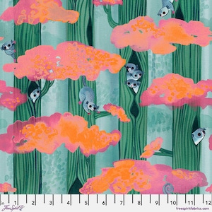 Könnte beinhalten: Ein farbenfroher Stoff mit einem sich wiederholenden Muster aus rosa und orangefarbenen Wolken mit grünen Bäumen und kleinen grauen Tieren, die aus den Bäumen schauen.