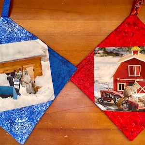 Könnte beinhalten: Zwei gesteppte Topflappen mit einer Winterszene und einer roten Scheunenszene. Die Winterszene zeigt eine Schneefräse und zwei Eichhörnchen. Die rote Scheunenszene zeigt eine rote Scheune mit einem Traktor und zwei Eichhörnchen.