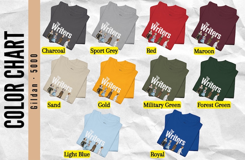 Puede incluir: Una carta de colores de camisetas Gildan 5000 en varios colores, incluyendo carb&oacute;n, gris deportivo, rojo, granate, arena, oro, verde militar, verde bosque, azul claro y royal. Cada camiseta muestra el gr&aacute;fico "The Writers".