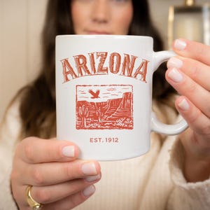 Taza con paisaje de Arizona / Taza de café estilo terracota con diseño de desierto / Ilustración vintage de cactus del suroeste / Regalo de viaje de un estado del oeste / Taza de café