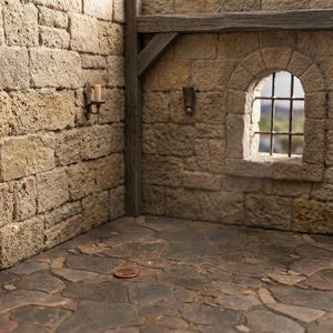 Può includere: Un diorama in miniatura che presenta un angolo di muro in pietra con superficie ruvida, una piccola finestra ad arco con sbarre di metallo, un portacandele a parete, una nicchia incassata e un pavimento in pietra scura con una moneta color rame.