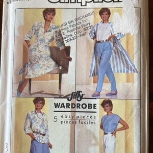 Op de afbeelding: Een naaipatroon voor een garderobe met vijf gemakkelijke stukken. Het patroon bevat instructies voor een blouse met lange mouwen, een rok, een broek, een top en een jas. Het patroon is van Simplicity en heet "Jiffy Wardrobe".