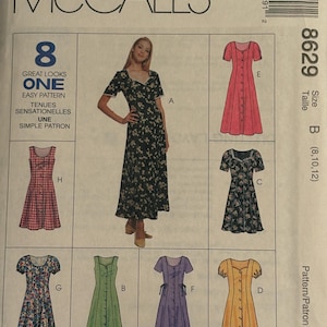 Puede incluir: Patrón de costura McCall's con ocho diseños de vestidos. El patrón incluye vestidos con botones y estampados florales. La talla es B (8, 10, 12). El texto en el patrón dice "GREAT LOOKS ONE EASY PATTERN".