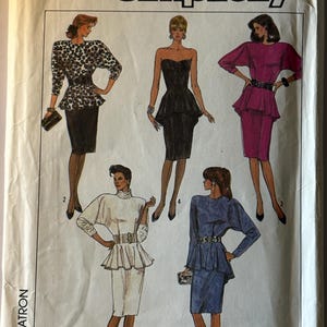 Puede incluir: Patrón de costura Simplicity con ilustraciones de vestidos de mujer con tops peplum y faldas lápiz. El patrón incluye varios estilos, como un vestido sin tirantes y un vestido con mangas largas. Tallas: 10-14.