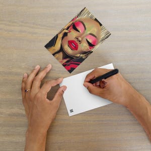 Kunstpostkarte | Lebendiges Porträt mit roten Lippen und goldenen Akzenten | Hochwertiges Mattes Papier