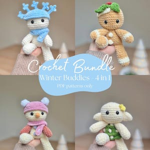 Könnte beinhalten: Eine Sammlung von vier gehäkelten Plüschtieren zum Thema Winter. Die Spielzeuge umfassen einen Schneemann, einen Lebkuchenmann, einen Vogel und ein Lamm. Der Text "Crochet Bundle Winter Buddies - 4 in 1 PDF patterns only" ist im Bild zu sehen.