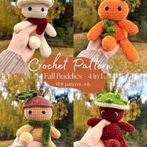 Könnte beinhalten: Vier gehäkelte Herbst-Plüschtiere: ein Pilz, ein Kürbis, eine Eichel und ein Frosch. Jedes Plüschtier hat ein einzigartiges Design, einschließlich Schals und Hüte. Der Text "Crochet Pattern Fall Buddies - 4 in 1 PDF patterns only" ist enthalten.