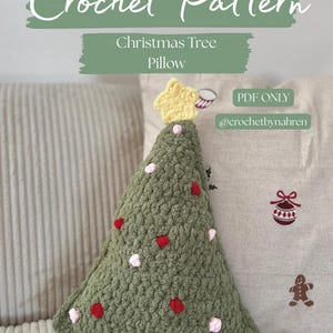 Könnte beinhalten: Ein handgehäkeltes Weihnachtsbaumkissen in Grüntönen, verziert mit roten und weißen Akzenten. Das Kissen ist mit einem gelben Stern versehen. Der Text "Crochet Pattern" ist sichtbar. Im Hintergrund befindet sich ein zweites Kissen mit Weihnachtstickerei.