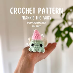 Può includere: Schema all'uncinetto per Frankie la Fata, una bambola amigurumi verde e rosa con un cappello rosa e ali bianche. Lo schema è disponibile per il download in PDF. @crochetbynahren