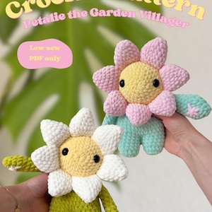 Könnte beinhalten: Zwei handgefertigte Häkelfiguren in Form von Blumen mit lächelnden Gesichtern. Eine Blume ist weiß und gelb, die andere rosa und gelb. Die Puppen haben grüne und blaugrüne Körper. Das Bild enthält den Text "Crochet Pattern Petalie the Garden Villager" und "Low-sew PDF only."