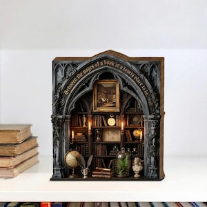 Puede incluir: Un letrero de madera rústica con el texto "Welcome to our home" en un estilo manuscrito. El letrero presenta un acabado envejecido y un diseño simple y acogedor, ideal para un porche o entrada.