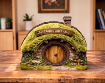 Spersonalizowany drewniany blok dekoracyjny w stylu hobbita, niestandardowy okrągły znak na drzwi domu w stylu fantasy, miniaturowy dom inspirowany Shire